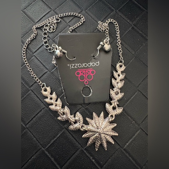 Paparazzi Studded Silver Leaf and Floral Necklace Set ⭐️Add to a bundle ⭐️ - Picture 2 of 4